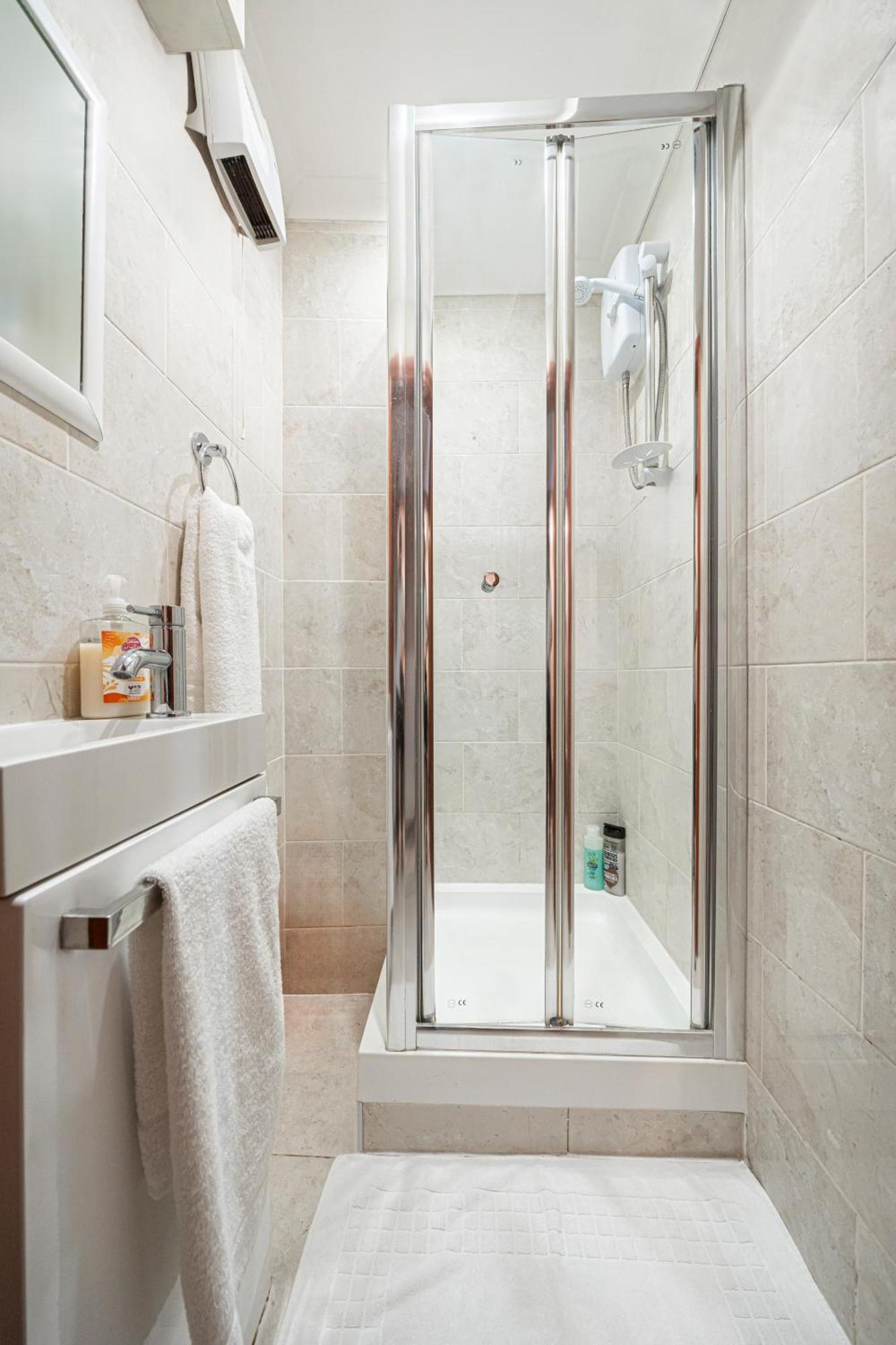 לונדון Comfy Small Basement Studio In Kensington Olympia מראה חיצוני תמונה